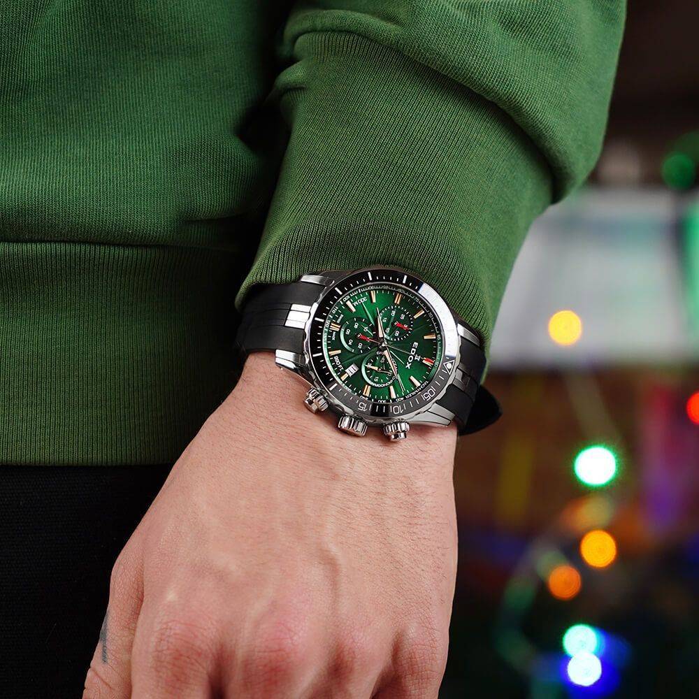 Edox Herenhorloge - Grand Ocean Chronograaf met groene wijzerplaat en zwarte rubberen band, gedragen om pols. Luxe Swiss Made duikhorloge, 43mm.