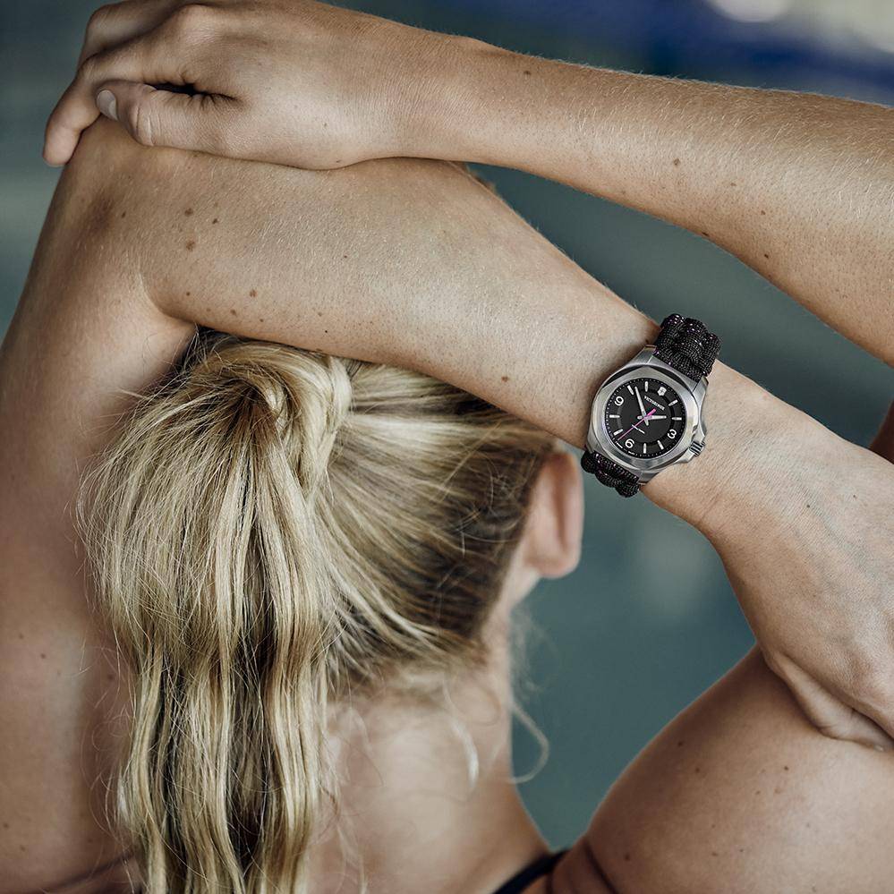 Victorinox I.N.O.X. dameshorloge 37mm met zwart paarse paracord band en roestvrijstalen kast, waterdicht tot 200 meter.