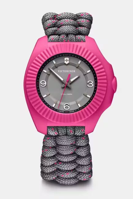Victorinox dameshorloge 37mm 20 ATM met grijze wijzerplaat en paracord band met roze accenten, ideaal voor outdoor en dagelijks gebruik.