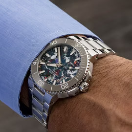 Oris Aquis Date Upcycle Herenhorloge 41,5mm met kleurrijke wijzerplaat en roestvrijstalen band. Duurzaam Swiss Made horloge voor heren.