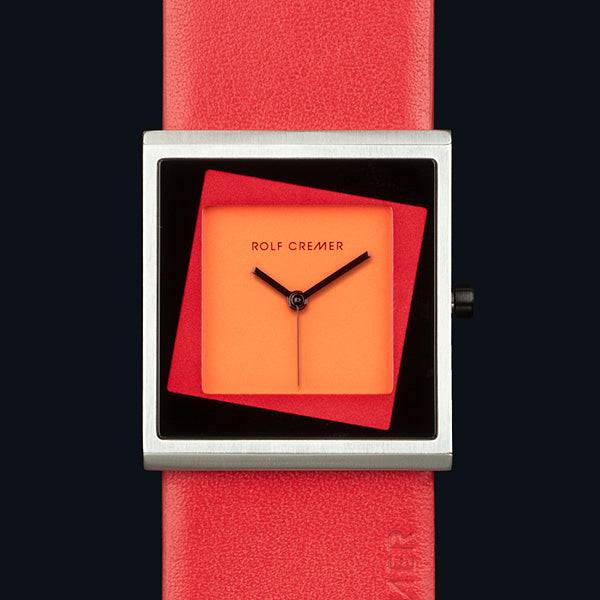Rolf Cremer dameshorloge Yess 34mm met vierkante oranje wijzerplaat en rood leren bandje. Trendy design voor moderne vrouwen.