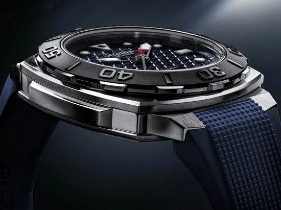 Alpina Seastrong Diver horloge 39mm voor heren met blauwe rubberen band en robuuste zwarte bezel. Swiss made duikhorloge met sportieve uitstraling.