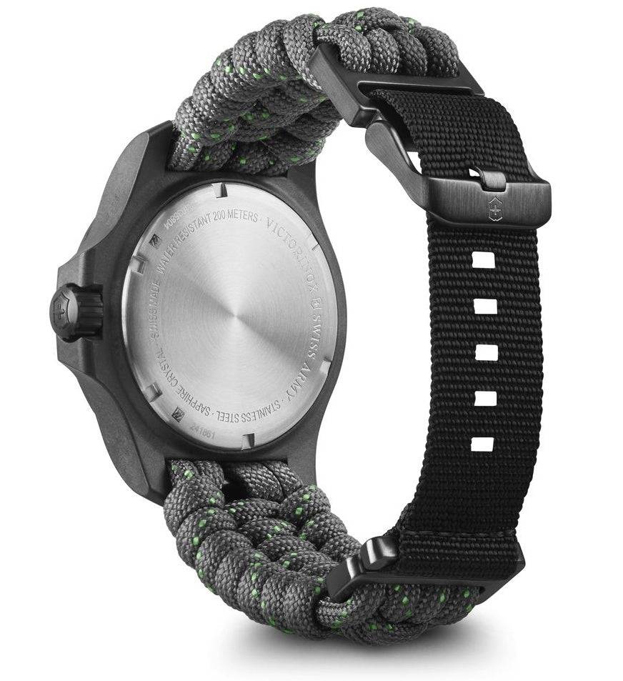 Victorinox INOX 241861 Carbon Paracord herenhorloge 43mm met robuuste carbon kast en groene paracord band. Swiss Made, waterbestendig tot 200m.