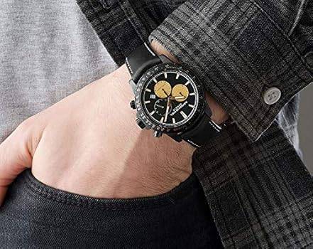 Raymond Weil Tango herenhorloge 43mm met zwart leren bandje en goudkleurige chronograafwijzers, gedragen om de pols van een man.