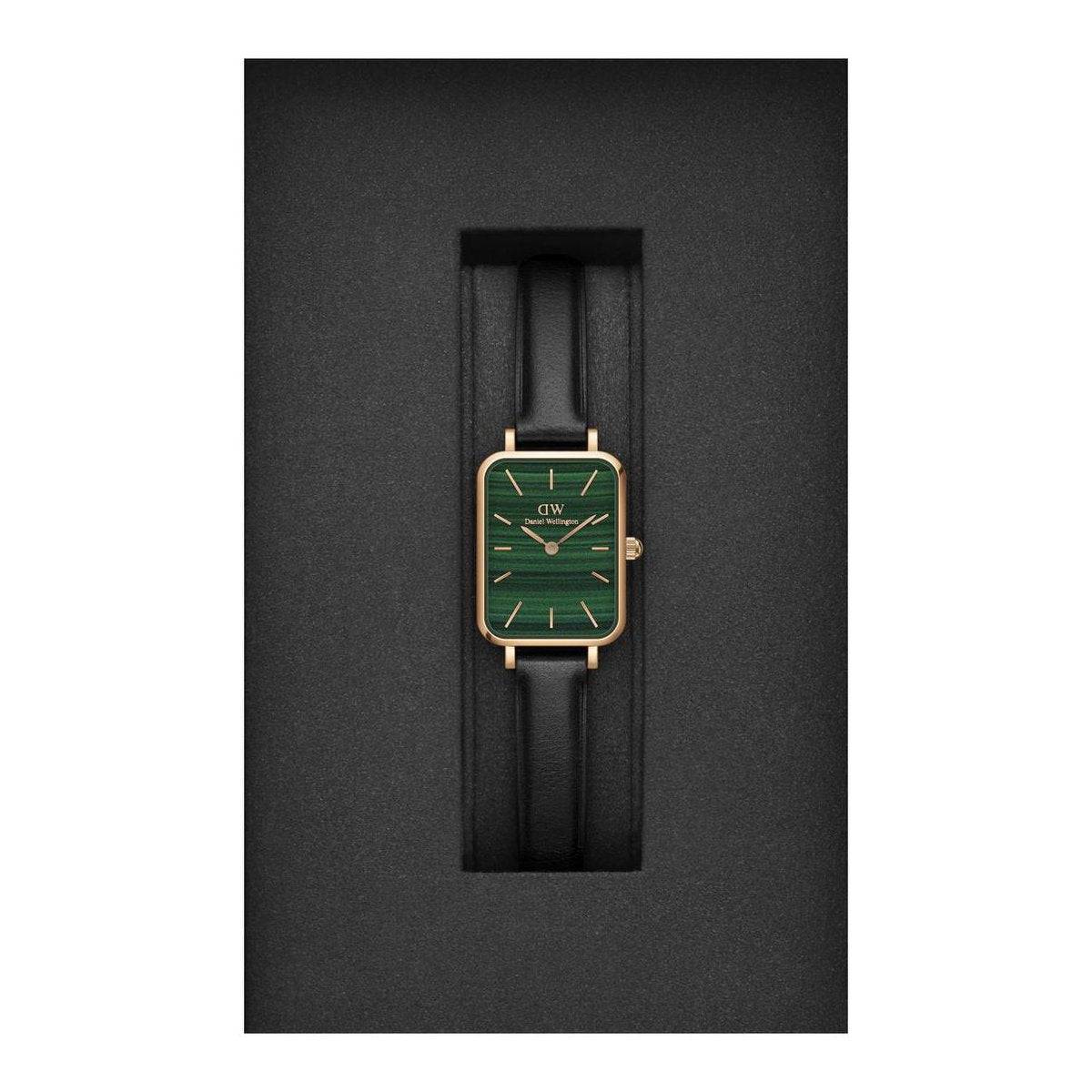 Daniel Wellington DW00100439 dameshorloge met rechthoekige groene wijzerplaat en zwarte leren band, elegant verpakt in zwarte doos. Luxe dameshorloge 20x32 mm.