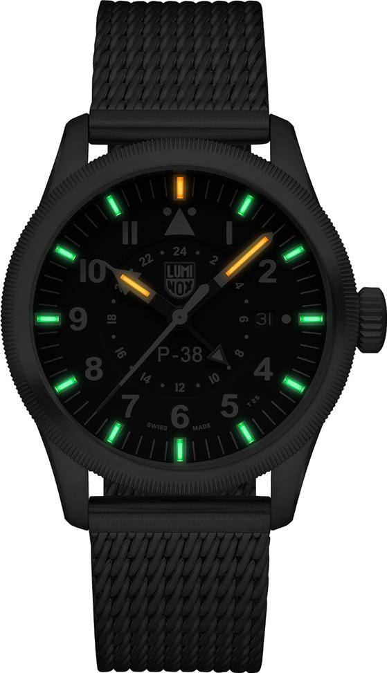 Luminox P-38 GMT Herenhorloge 44mm Serie 9520 met zwarte wijzerplaat, lichtgevende indexen en zwarte mesh horlogeband. Swiss Made design.