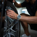 Luminox Patagonie Horloge 43mm X2.2501.M gedragen door een man tijdens het schoonmaken van een Audi velg. Stijlvol Swiss Made herenhorloge voor avontuurlijke lifestyle.