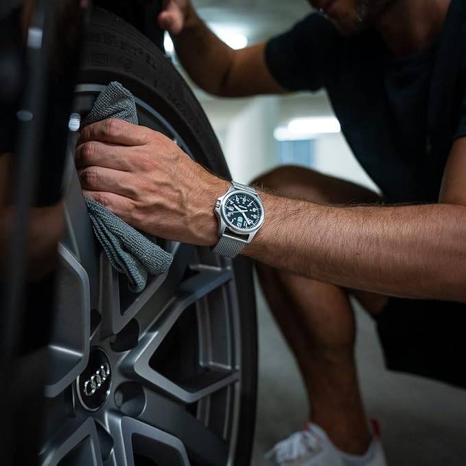 Luminox Patagonie Horloge 43mm X2.2501.M gedragen door een man tijdens het schoonmaken van een Audi velg. Stijlvol Swiss Made herenhorloge voor avontuurlijke lifestyle.