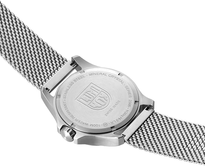 Achterkant van de Luminox Patagonie Horloge 43mm X2.2501.M met roestvrijstalen kast en mesh horlogeband. Swiss Made herenhorloge met 100m waterdichtheid.