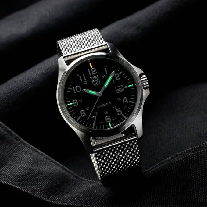 Luminox Patagonie Horloge 43mm X2.2501.M met zwart wijzerplaat en roestvrijstalen mesh band, herenhorloge voor avontuurlijk gebruik.