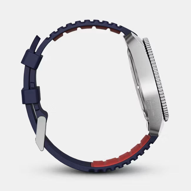 Zijaanzicht van de Victorinox Journey 1884 Herenhorloge 242975 43mm met blauwe rubberen band en robuuste roestvrijstalen kast, waterdicht tot 20 ATM.