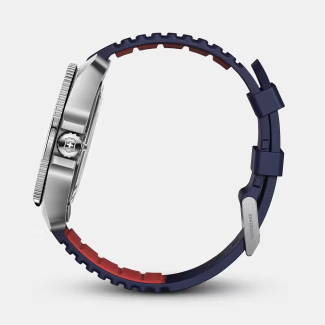 Zijaanzicht van het Victorinox Journey 1884 Herenhorloge 242975 43mm met blauwe rubberen band en robuuste roestvrijstalen kast. Waterdicht tot 20 ATM, ideaal voor outdoor avonturen.