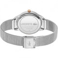 Achterkant van de Lacoste LC2001257 Club dameshorloge met zilverkleurige mesh band en gegraveerd Lacoste logo op de sluiting. Elegant horloge voor dames.