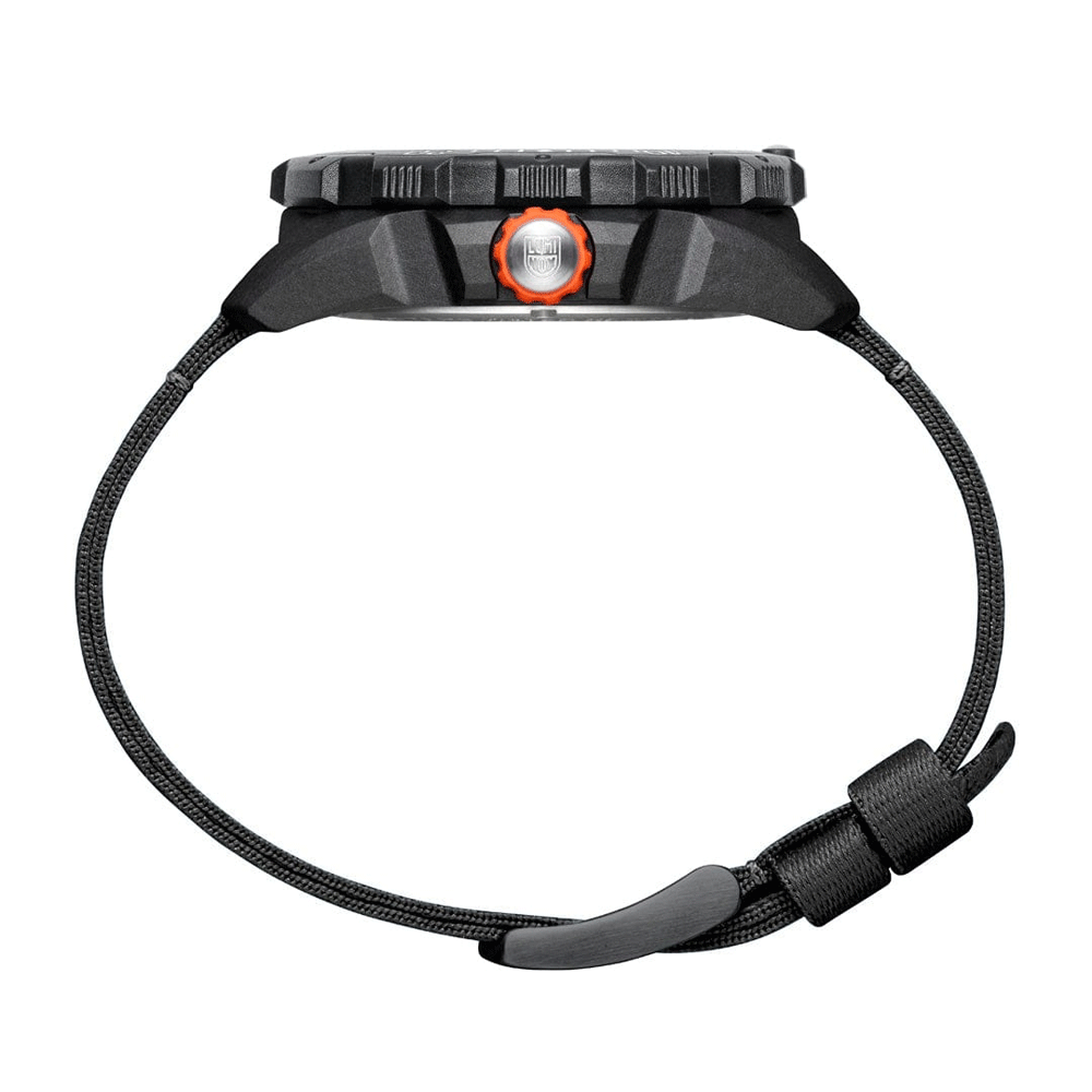 Zijaanzicht van het Luminox Bear Grylls XB.3722.ECO Herenhorloge 45mm met zwarte band en oranje kroon, ontworpen voor duurzaamheid en avonturen.