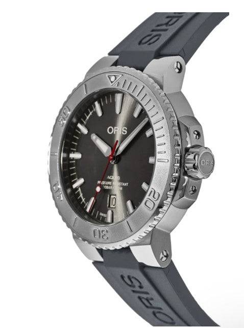 Oris Aquis Date Grijs Herenhorloge 43,5mm met grijze wijzerplaat en rubberen band. Swiss Made duikhorloge, waterbestendig tot 300 meter.