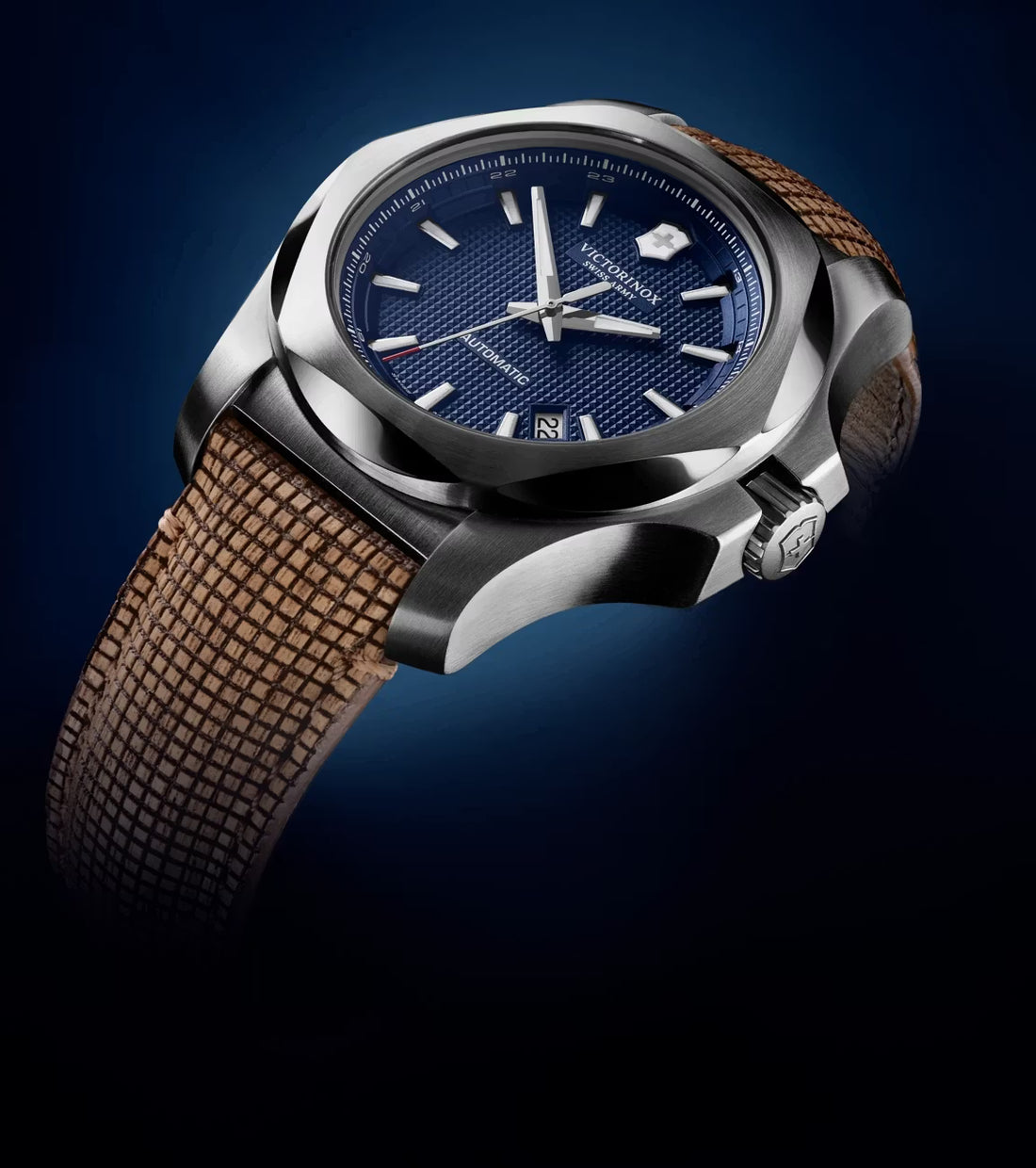 Victorinox I.N.O.X. Automatic Herenhorloge 241834 met blauwe wijzerplaat, roestvrijstalen kast van 43mm en bruine textielband. Swiss Made duikhorloge met 20 ATM waterdichtheid, ideaal voor dagelijks gebruik en outdoor activiteiten.