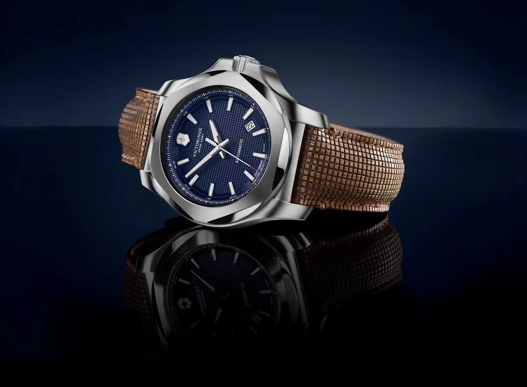 Victorinox I.N.O.X. Automatic Herenhorloge 241834 met blauwe wijzerplaat en bruin textielbandje, 43mm kast, Swiss Made duikhorloge. Luxe herenhorloge met 20 ATM waterdichtheid, ideaal voor dagelijks gebruik en outdoor avonturen.