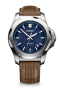 Victorinox I.N.O.X. Automatic Herenhorloge 241834 met blauwe wijzerplaat, roestvrijstalen kast van 43mm en bruine textielband. Swiss Made duikhorloge met 20 ATM waterdichtheid, ideaal voor dagelijks gebruik en outdoor activiteiten.
