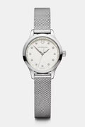 Victorinox Alliance 241919 Dameshorloge 37mm met zilverkleurige mesh band en parelmoer wijzerplaat met kristallen indexen, Swiss Made elegantie.