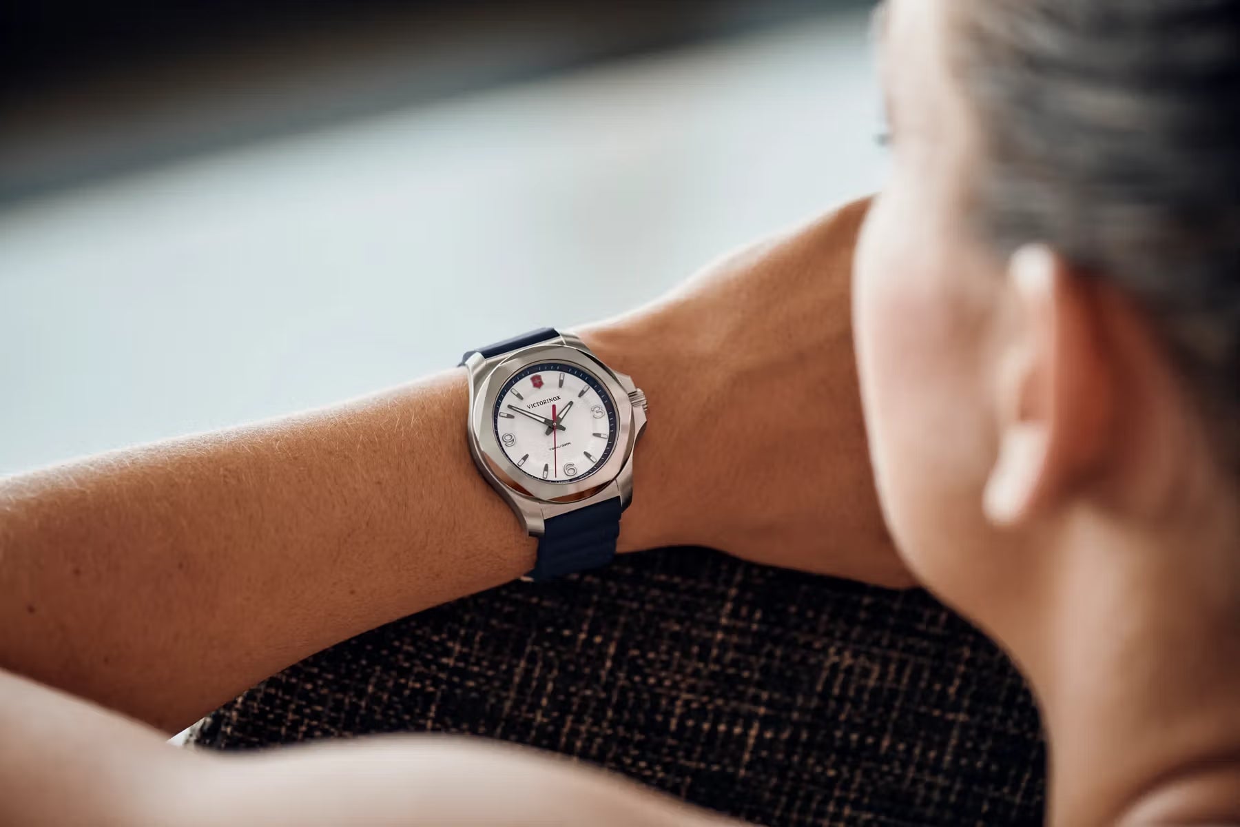 Victorinox dameshorloge voor slanke pols met 37mm roestvrijstalen kast en blauwe rubberen band, ideaal voor dagelijks gebruik en waterbestendig tot 10ATM.