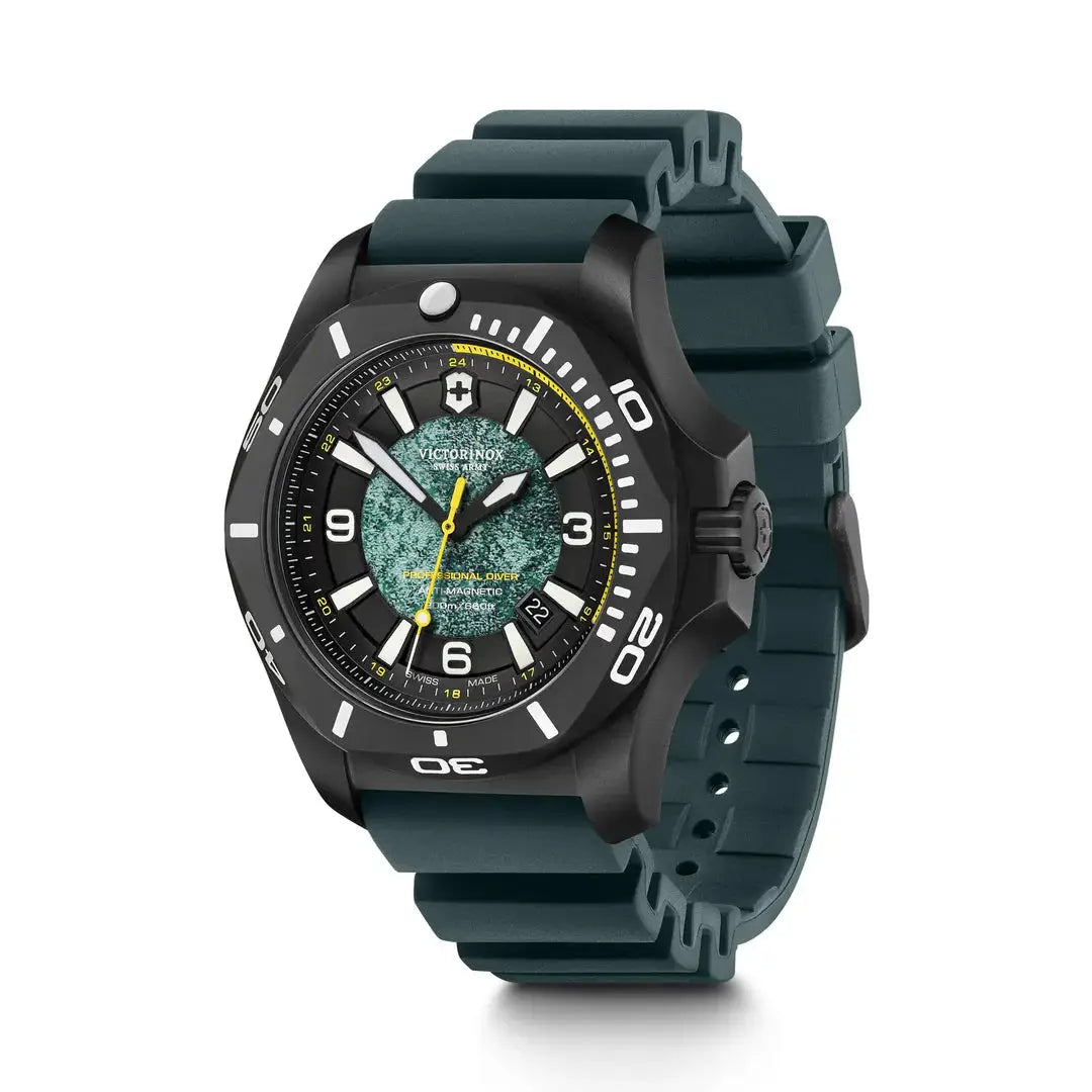 Victorinox 241957.1 I.N.O.X. Professional Diver Titanium herenhorloge 45mm met groene wijzerplaat en robuuste zwarte kast. Inclusief bijpassend Zwitsers zakmes.