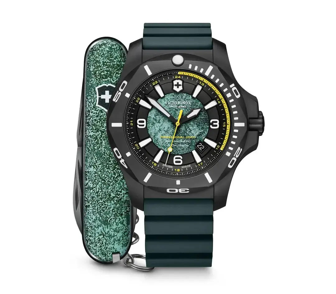 Victorinox 241957.1 I.N.O.X. Professional Diver Titanium herenhorloge 45mm met groene wijzerplaat en robuuste zwarte kast. Inclusief bijpassend Zwitsers zakmes.