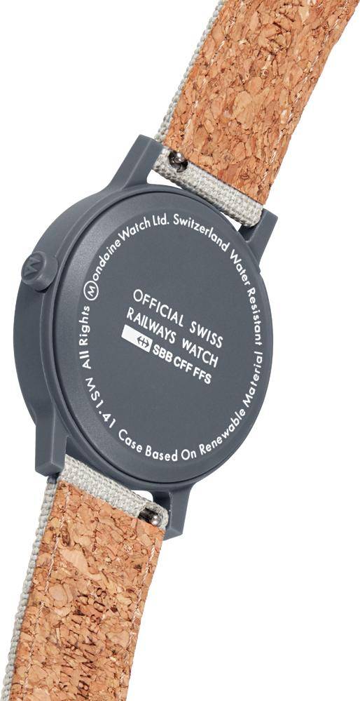 Achterkant van de Mondaine Essence 41mm Herenhorloge met kurken horlogeband en officiële Swiss Railways gravure, duurzaam en stijlvol ontwerp.