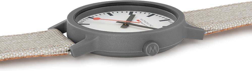 Mondaine Essence 41mm Herenhorloge met grijze kast en beige stoffen band, minimalistisch Zwitsers design voor stijlvolle heren.