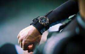Oris Aquis Datum Zwarte Band Herenhorloge 43,5mm met zwarte wijzerplaat en rubberen band, ideaal voor duiken en dagelijks gebruik.