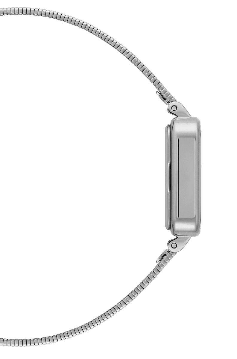 Zijaanzicht van de Daniel Wellington Quadro Studio DW00100521 31mm dameshorloge met zilverkleurige mesh band en rechthoekige kast. Luxe en minimalistisch design.