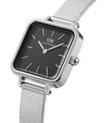Daniel Wellington Quadro Studio DW00100522 kopen met zwart vierkant uurwerk en zilveren mesh band. Elegant dameshorloge voor elke gelegenheid.