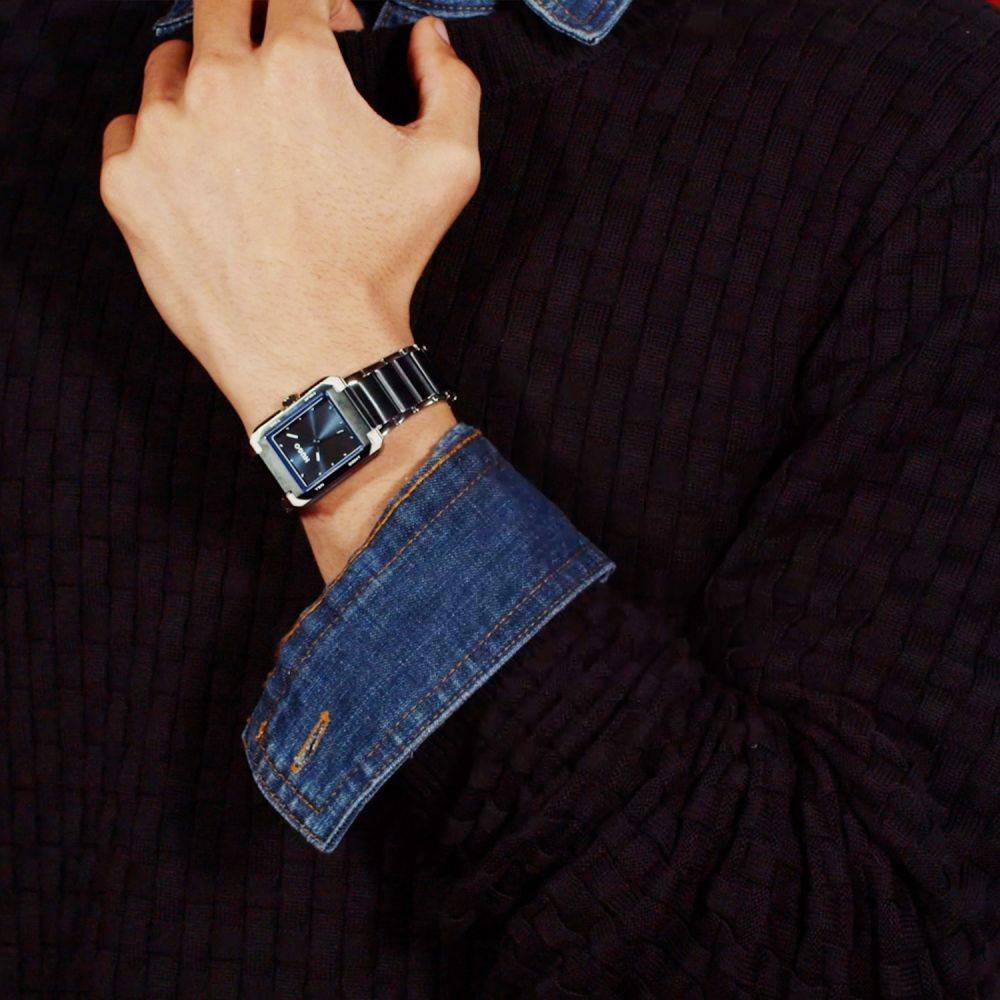 Hugo Boss Orange Thrive HU1530382 herenhorloge met rechthoekige blauwe wijzerplaat en zilver-blauwe schakelband, stijlvol en modern design.