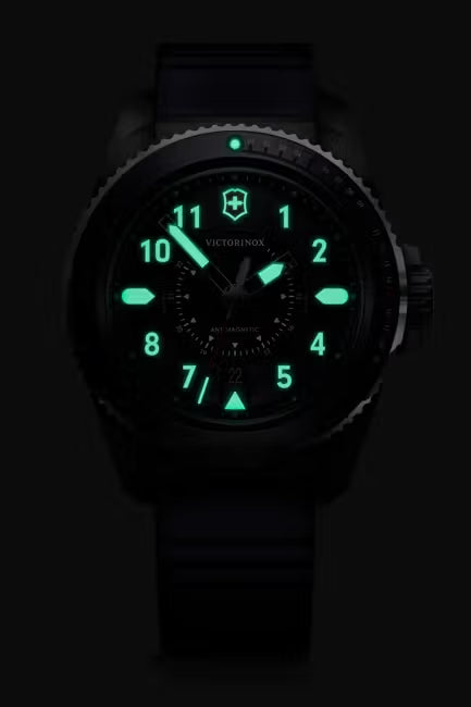 Victorinox Journey 1884 Herenhorloge 242975 met blauwe wijzerplaat en rubberen band, 43mm kast, waterdicht tot 20 ATM, Swiss Made design.