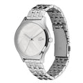 Lacoste LC2001147 dameshorloge met zilverkleurige roestvrijstalen band en minimalistische parelmoer wijzerplaat. Elegant en tijdloos ontwerp.
