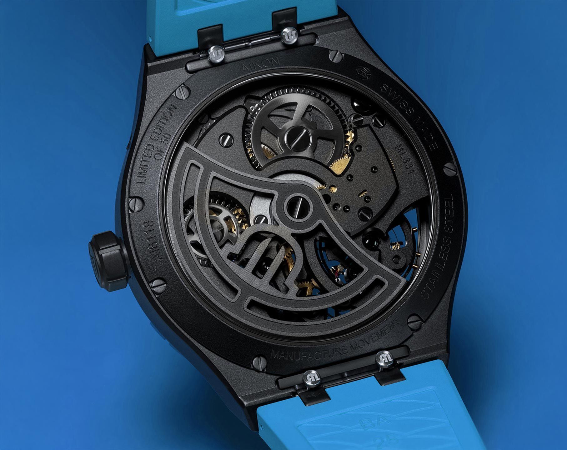 Achterkant van Maurice Lacroix AI6118-DLB0J-430-H Aikon Master Grand Date heren horloge 45mm met zichtbaar automatisch uurwerk en blauwe band.