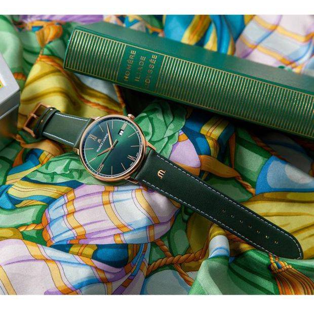 Maurice Lacroix Eliros Green Smoked EL1118-PVP01-610-1 horloge 40mm met groene wijzerplaat en leren band, elegant gepresenteerd op kleurrijke zijden stof.
