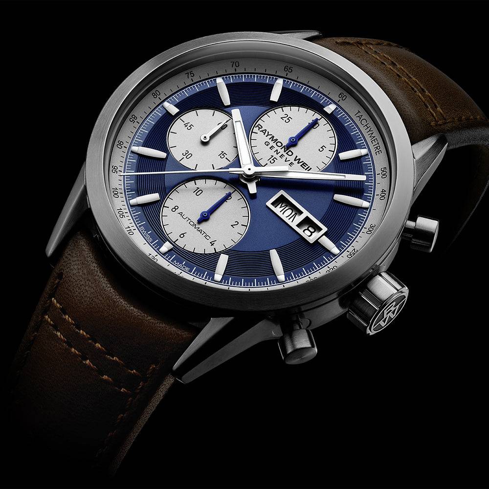 Raymond Weil Freelancer herenhorloge 42mm met blauwe wijzerplaat, chronograaf en bruine lederen band, Swiss Made design voor stijlvolle mannen.