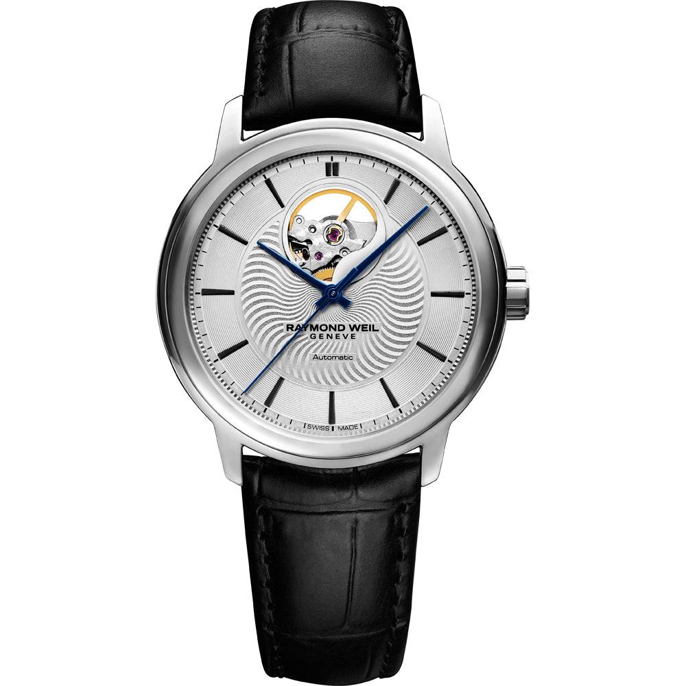Raymond Weil Maestro Herenhorloge 39,5 met zilveren wijzerplaat, open balanswiel en zwarte lederen band. Zwitsers automatisch uurwerk.