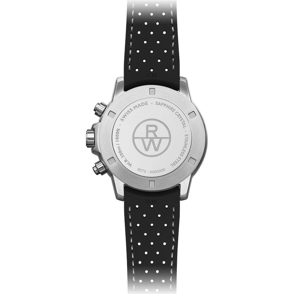 Achterzijde van Raymond Weil Herenhorloge - Tango 43mm 30 ATM met RW-logo, Swiss Made gravure en zwarte geperforeerde rubberen band.