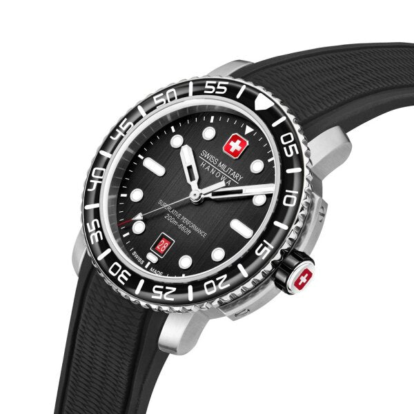 Zijaanzicht van Swiss Military Hanowa Aqua Herenhorloge 43mm met robuuste kast en sportieve zwarte siliconen band, Swiss Made kwaliteit.