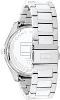 Achterkant van de Tommy Hilfiger TH1710541 herenhorloge 43mm met roestvrijstalen schakelband en gegraveerd logo. Luxe accessoire voor herenmode.