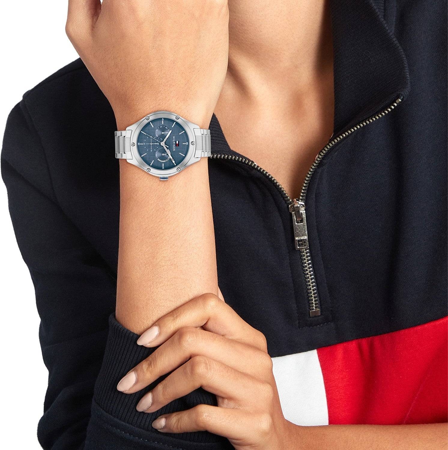 Tommy Hilfiger Lexi Horloge 40mm voor dames met zilverkleurige band en blauwe wijzerplaat, gedragen bij casual outfit. Elegant dameshorloge uit nieuwe collectie.