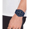 Tommy Hilfiger TH1792122 NEO herenhorloge 44mm met blauwe siliconen band en sportief design, gedragen om de pols van een man. Ideaal voor werk en vrije tijd.