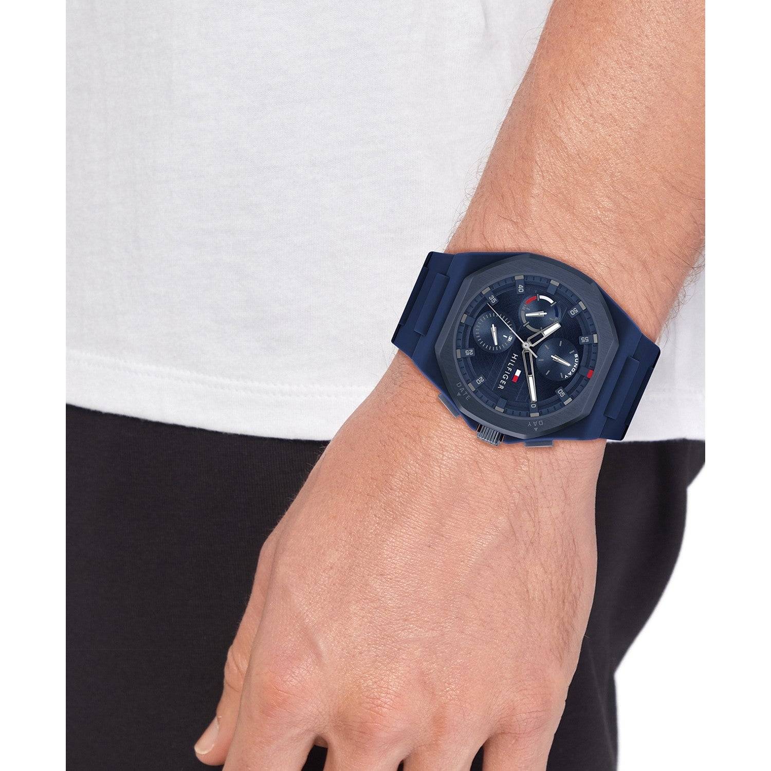 Tommy Hilfiger TH1792122 NEO herenhorloge 44mm met blauwe siliconen band en sportief design, gedragen om de pols van een man. Ideaal voor werk en vrije tijd.