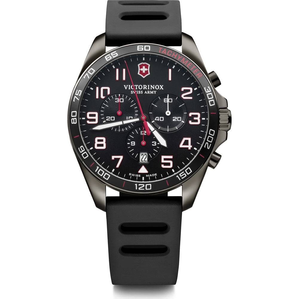 42mm Victorinox Horloge Chronograph met zwarte wijzerplaat, rode accenten en zwarte rubberen band. Swiss Made herenhorloge met tachymeter schaal.