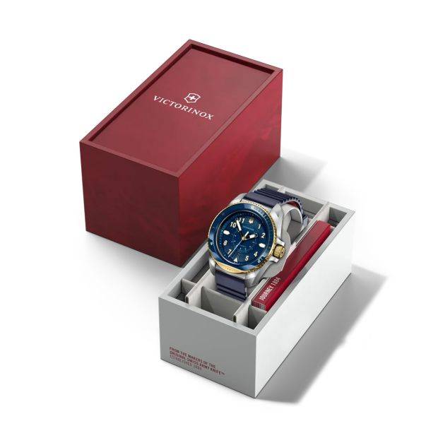 Victorinox Journey 1884 Herenhorloge 242013 43mm 20 ATM in luxe rode geschenkdoos met blauwe wijzerplaat en leren band. Swiss Made duikhorloge voor heren.
